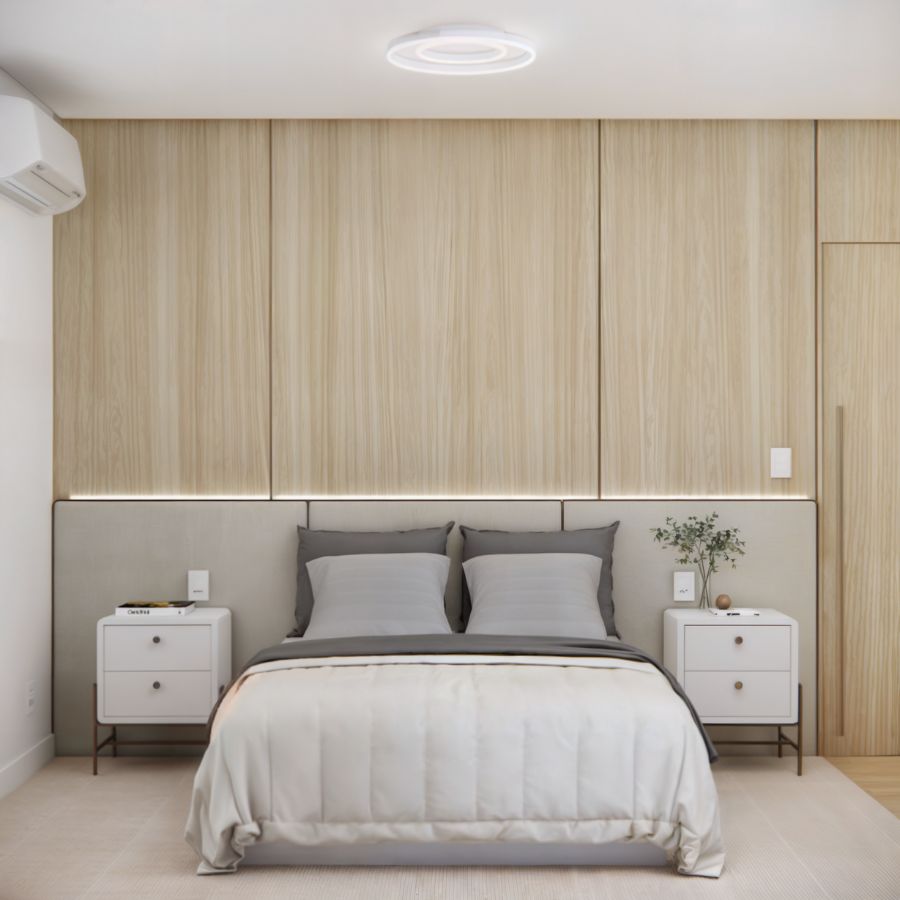 Primeiro quarto de hóspedes da residência AlphaJ08, com cama de casal, painel amadeirado e iluminação embutida, projeto do Studio Caju Arquitetura.